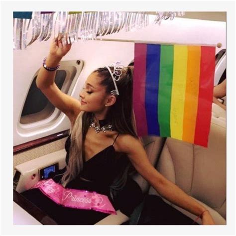 ariana grande lesbiana